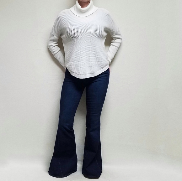 VINTAGE Michael Michael Kors White Waffle Knit Drop Shoulder Turtleneck Sweater - Picture 2 of 16